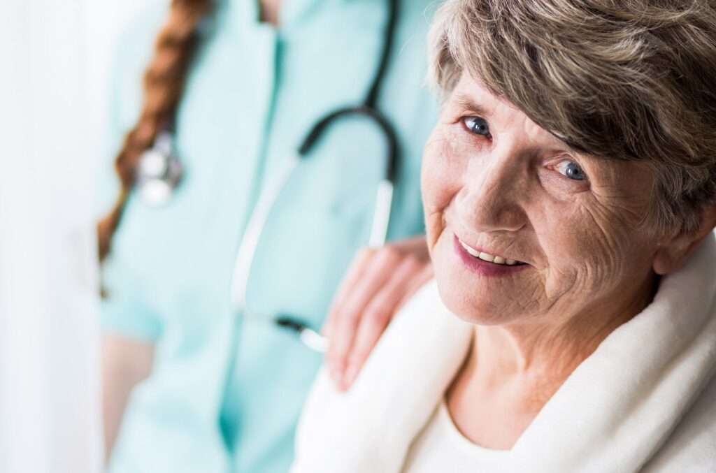 עזרה יומיומית לקשיש במסגרת טיפול ביתי