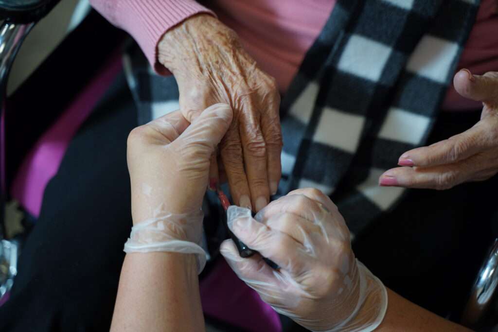 טיפול סיעודי ביתי לקשיש עם ליווי אישי